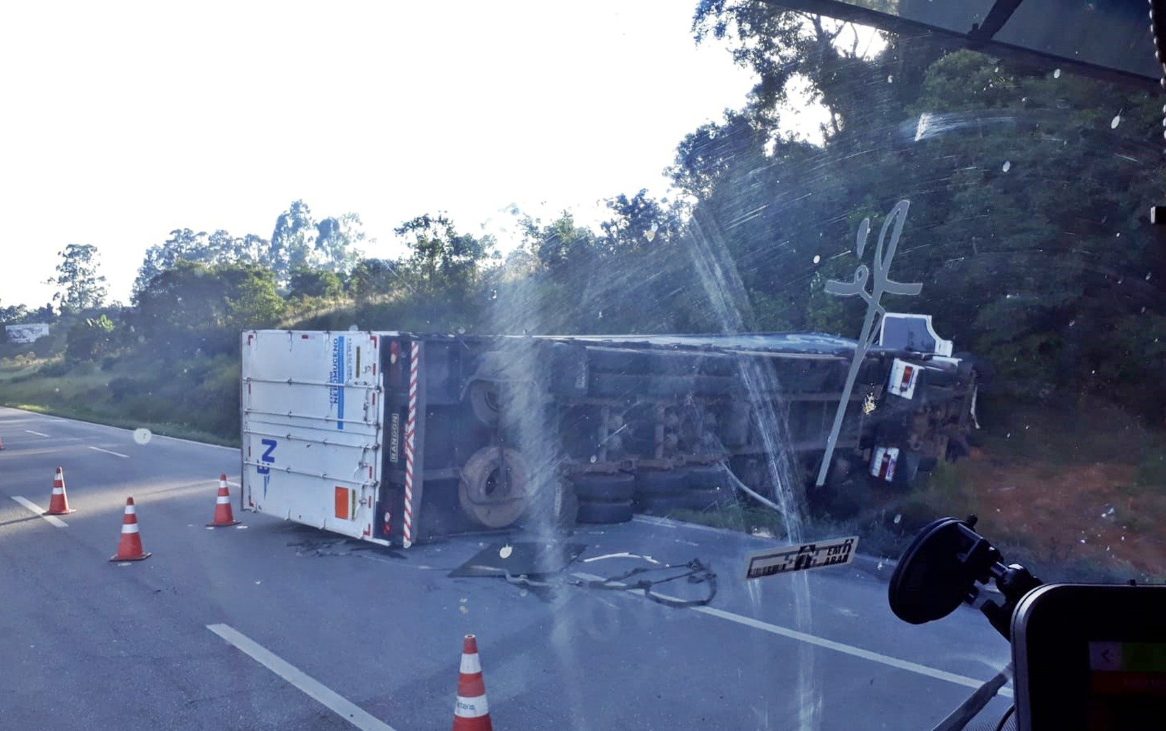 Carreta tomba e interdita pistas na rodovia Fernão Dias, em Pouso Alegre, MG