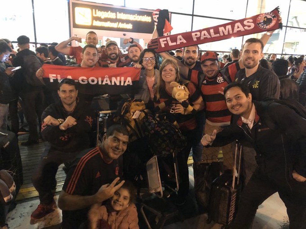 Torcedores do Flamengo foram ao aeroporto, mas não tiveram contato com a delegação rubro-negra — Foto: Ivan Raupp