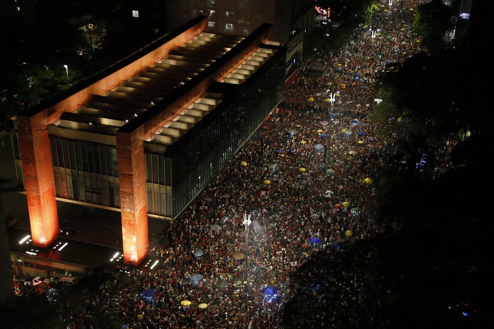 Multidão se reuniu na Avenida Paulista, em São Paulo, para comemorar a vitória de Lula. — Foto: Miguel Schincariol / AFP