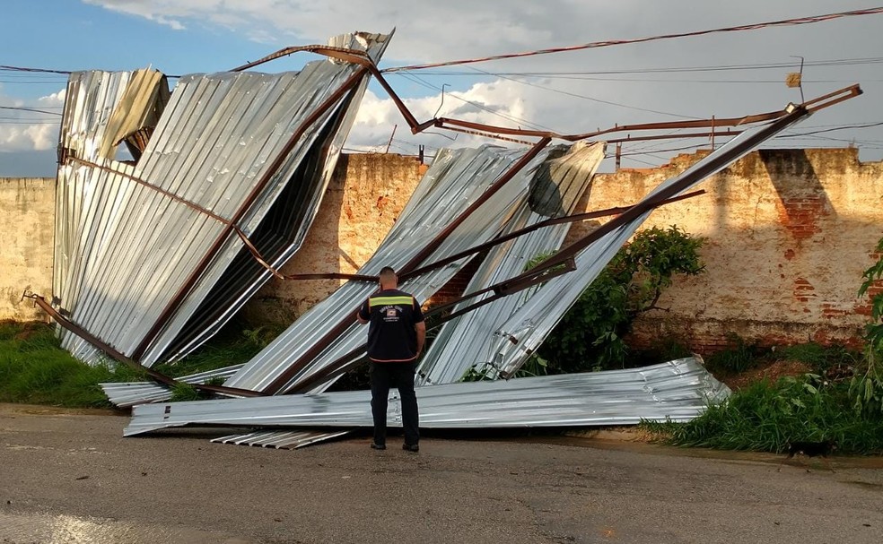 Destroços de barracão caiu sobre a rede elétrica em Itapeva — Foto: Guarda Civil Municipal/Divulgação