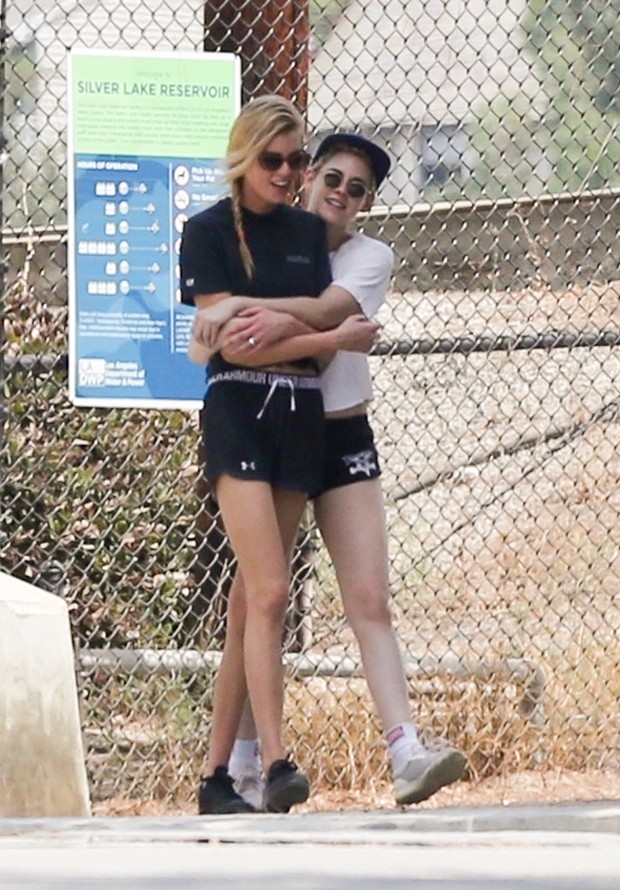 Stella Maxwell e Kristen Stewart: romance (Foto: Backgrid)