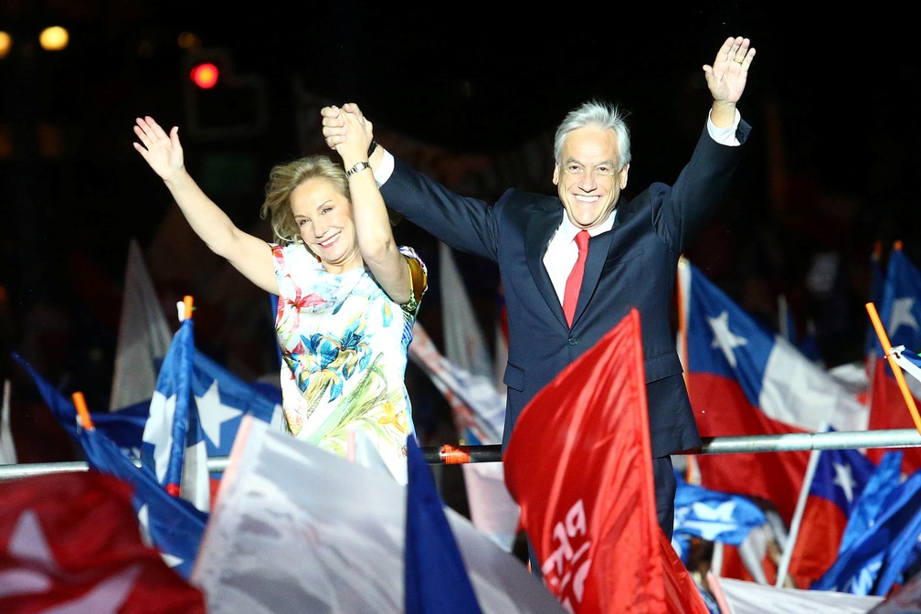 Sebastián Piñera comemora vitória no segundo turno presidencial ao lado de sua mulher Cecilia e diante de apoiadores neste domingo (17) em Santiago, no Chile (Foto: Ivan Alvarado/ Reuters)