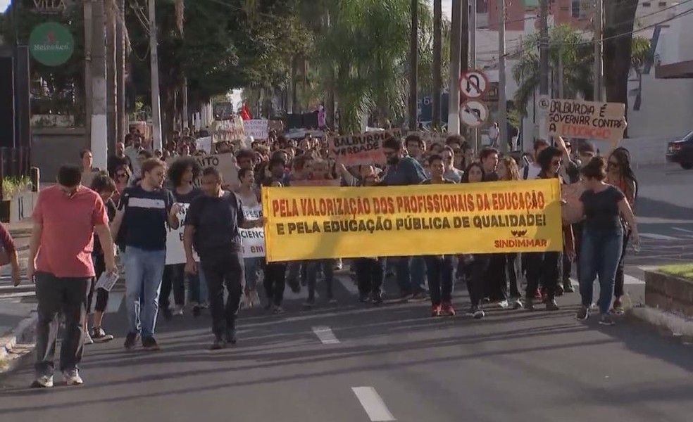 Em Marília, protesto contra bloqueios na educação percorreu ruas da região central — Foto: TV TEM/Reprodução