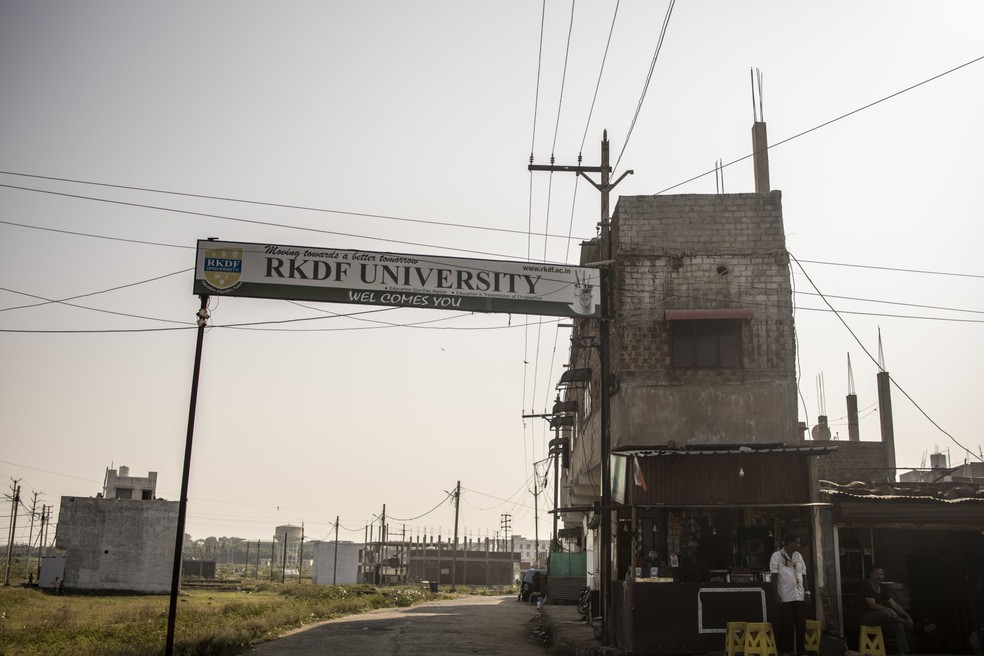 Sinalização para a Universidade RKDF em Bhopal. — Foto: Bloomberg