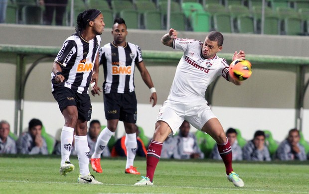 Ronaldinho e Edinho gol Fluminense x Atlético-MG (Foto: Paulo Fonseca / Photocamera)