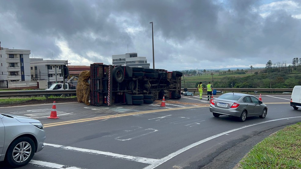 Caminhão tombado em alça de acesso na Rodovia do Contorno — Foto: Fábio Modesto/TV TEM