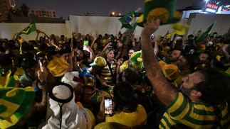 Torcedores do Brasil se reúnem do lado de fora do hotel onde ficará hospedada a equipe brasileira, em Doha — Foto: NELSON ALMEIDA/AFP