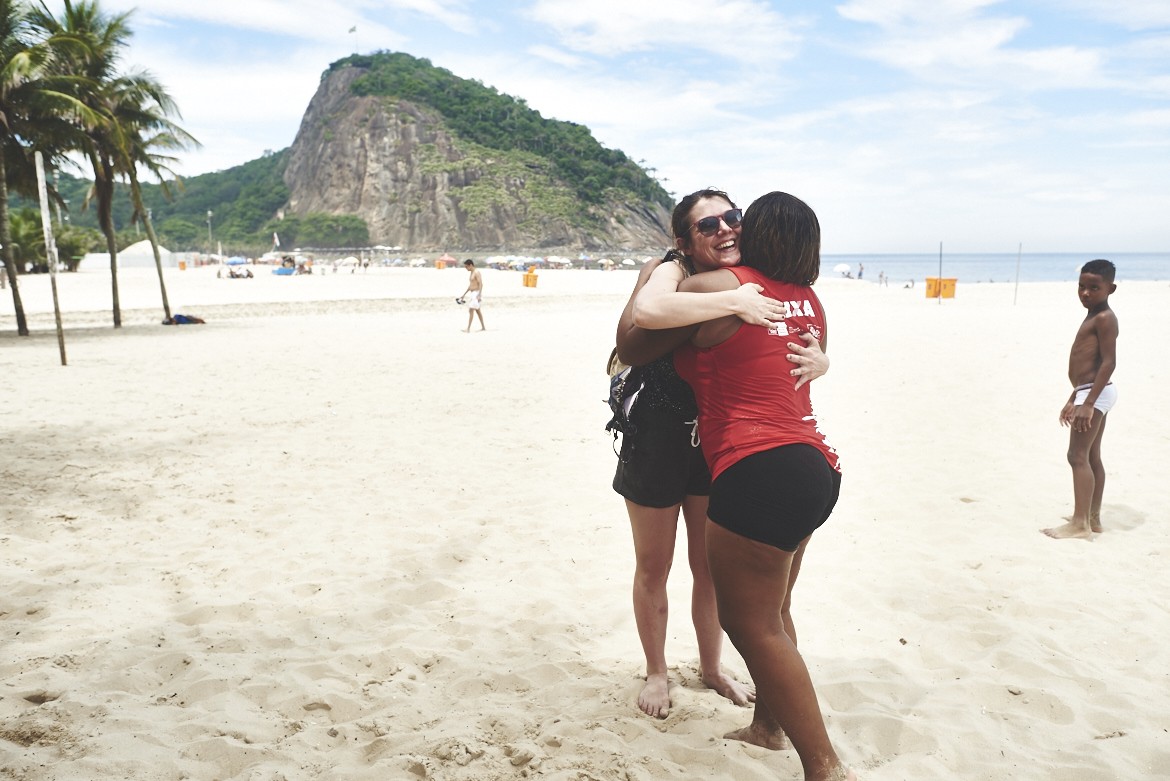 Cecile abraça mulher no Rio (Foto: Ludovic Ismaël)