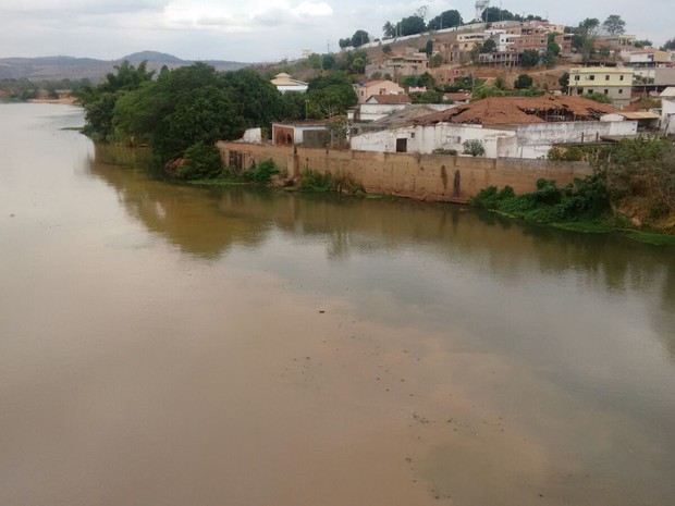 Lama de barragem chega a Baixo Guandu (Foto: Heriklis Douglas/ TV Gazeta)