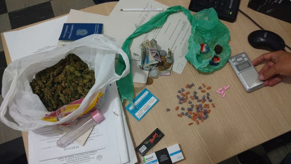 Parte da droga apreendida na casa de um dos suspeitos, em Maceió (Foto: GIDG/PC-AL)