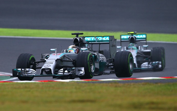 Lewis Hamilton passou Nico Rosberg e venceu o GP do Japão (Foto: Getty Images)