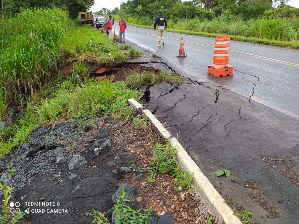 Acostamento e parte da pista da rodovia desabaram — Foto: Divulgação/PRF
