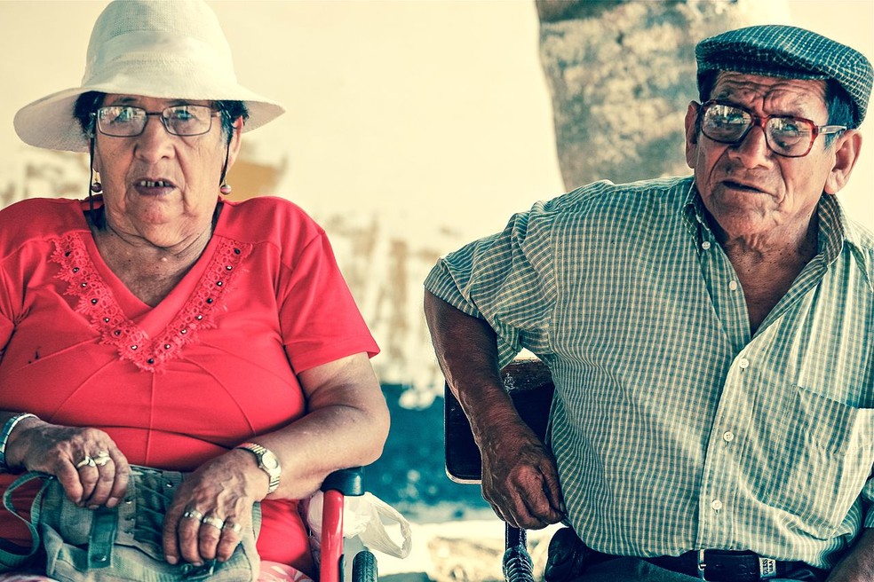 Pesquisa sobre aposentadoria: medos e desejos se assemelham em todas as gerações (Foto: https://commons.wikimedia.org/wiki/Category:Old_couples#/media/File:The_Eldery_Couple_(7044864803).jpg)