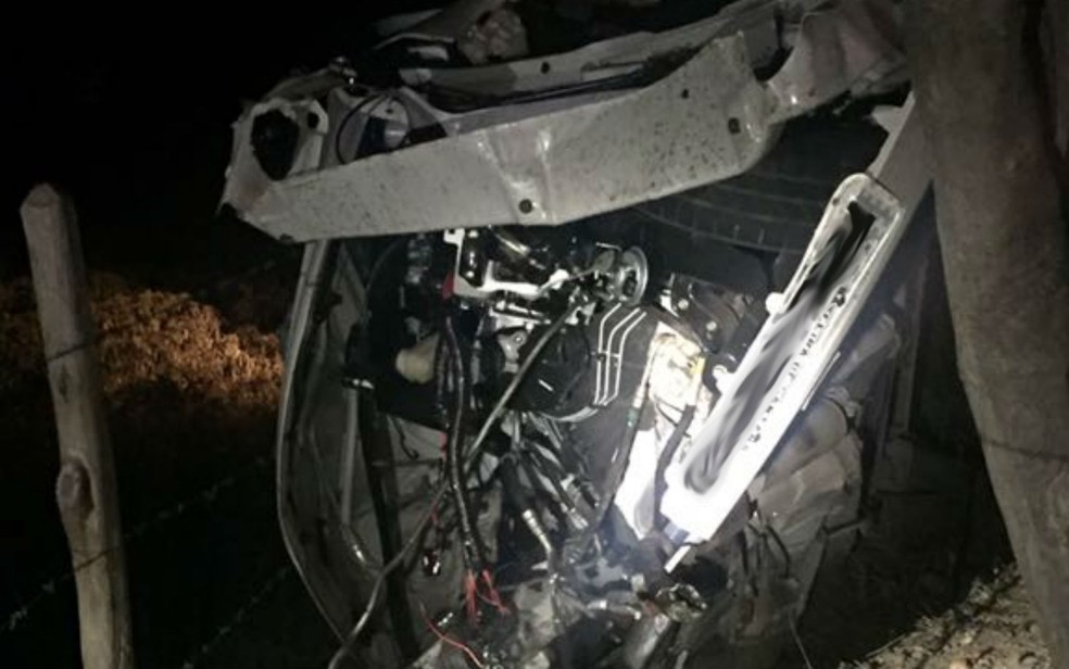 Carro ficou destruído (Foto: Divulgação/Polícia Rodoviária Federal)