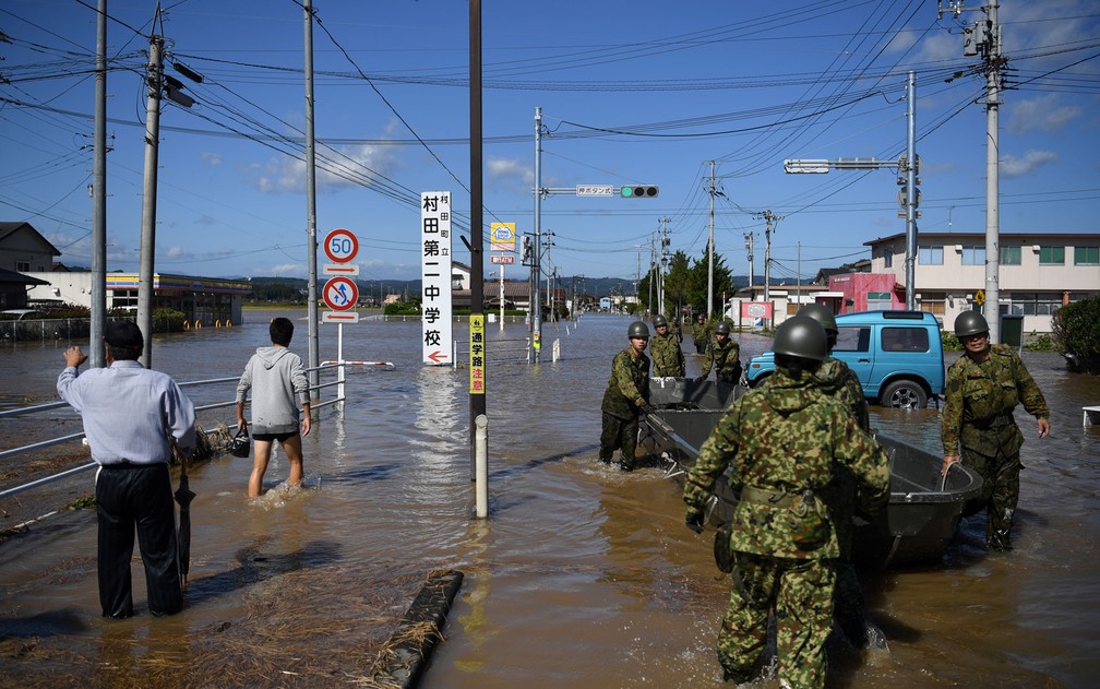 Equipes de resgate no distrito de Shibata, província de Miyagi — Foto: Charly Triballeau / AFP Photo