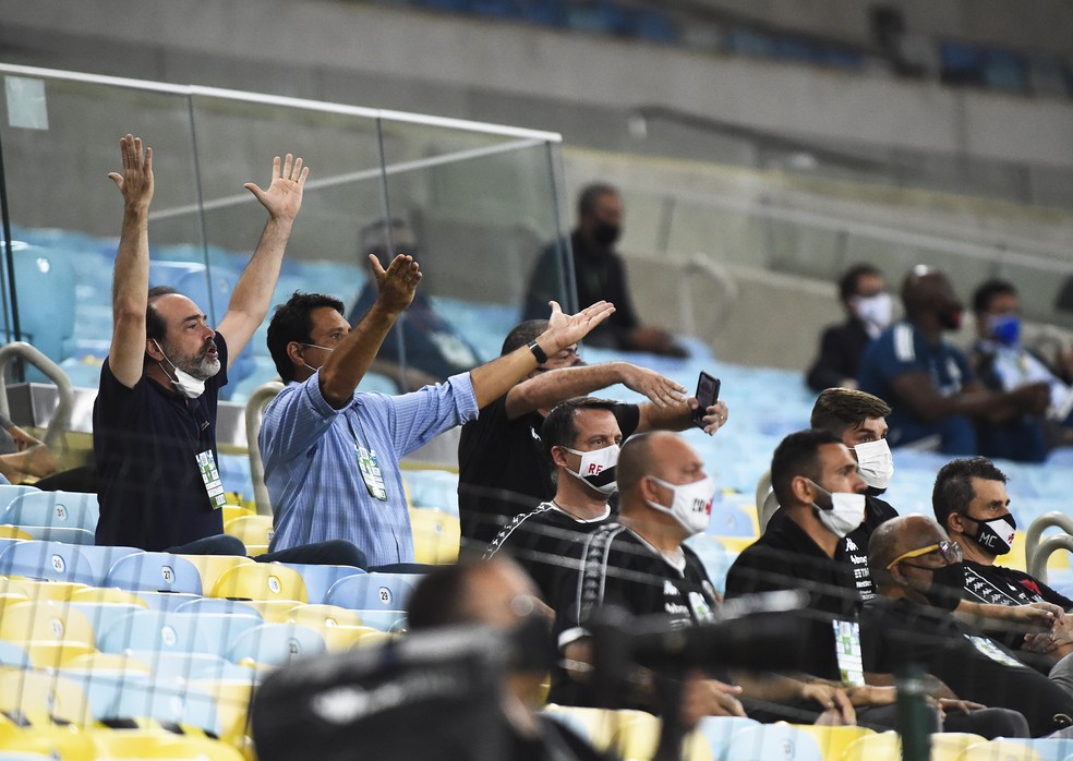 Carlos Roberto Osório e Roberto Duque Estrada abrem os braços e reclamam da arbitragem — Foto: André Durão