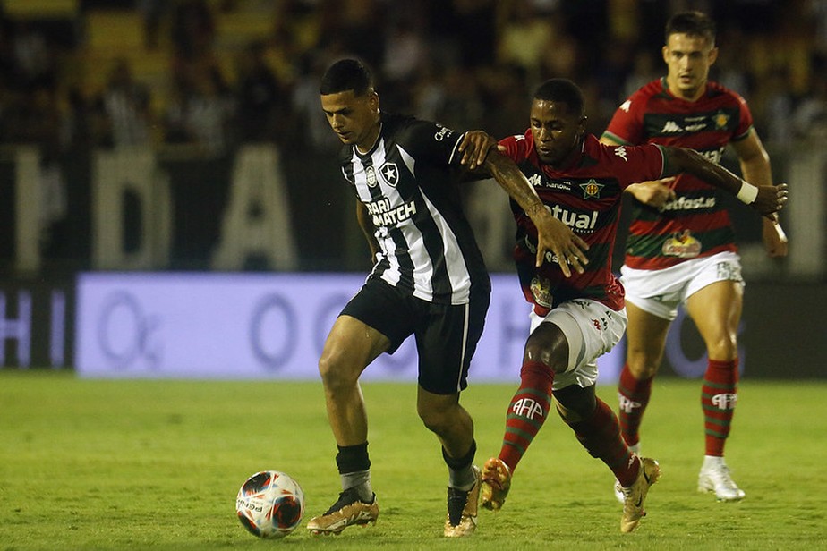 Raí tenta escapar da marcação no jogo contra a Portuguesa, que marcou a eliminação do Botafogo no Carioca-23