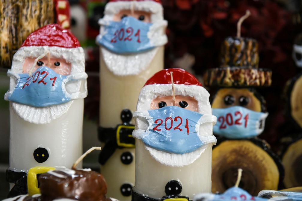 Velas natalinas com Papai Noel de máscara são exibidas na loja do fabricante de velas Alexis Gerakis, em Thessaloniki, Grécia — Foto: Alexandros Avramidis / Reuters