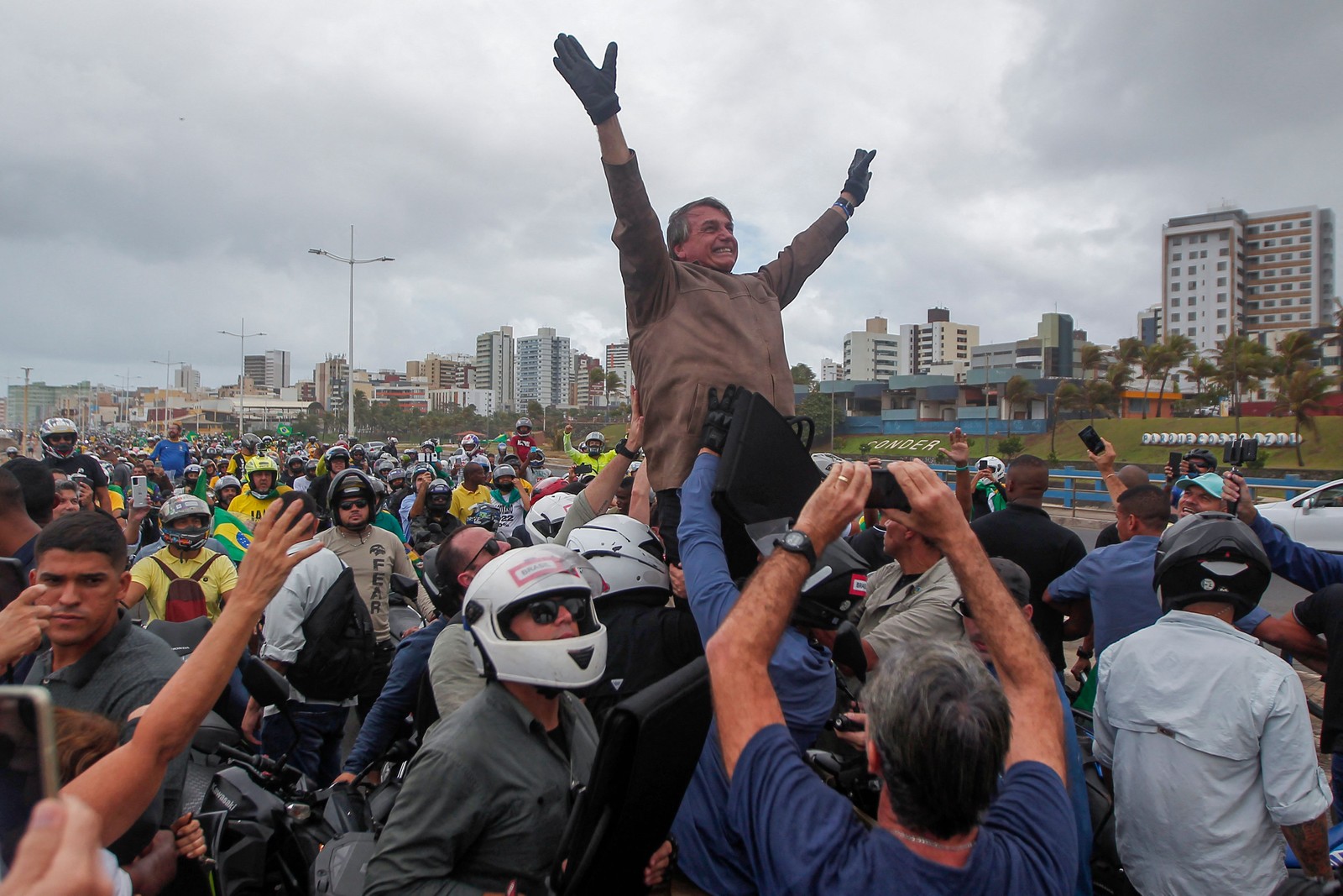 Presidente Jair Bolsonaro (PL) em motociata na Bahia — Foto: Arisson Marinho / AFP