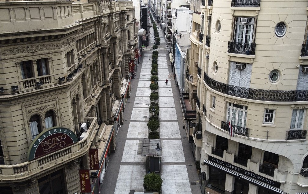 Rua Florida, ponto comercial em Buenos Aires, vazio no dia 30 de maio de 2020 — Foto: Ronaldo Schemidt / AFP