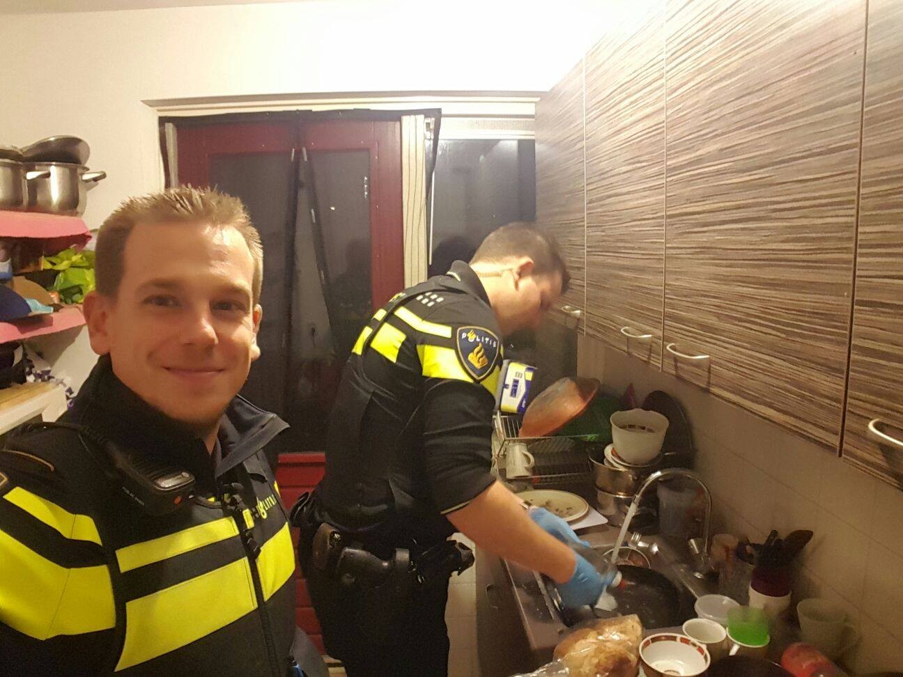 Policiais lavam a louça após prepararem o jantar das crianças (Foto: Facebook)