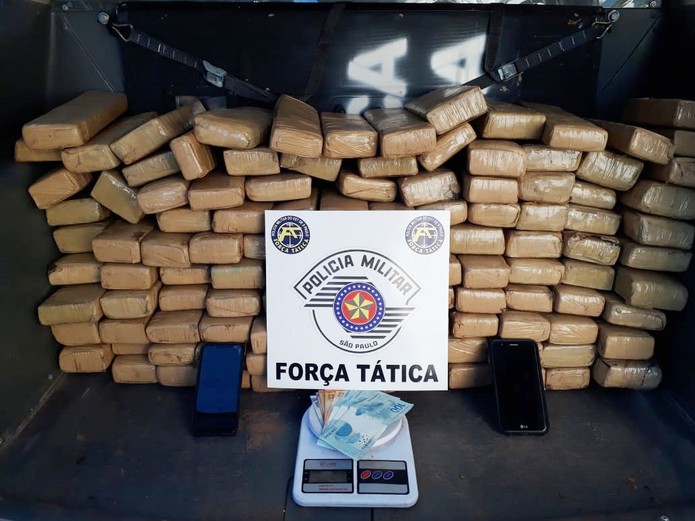 Mais de 100 tabletes de maconha foram apreendidos — Foto: Polícia Militar