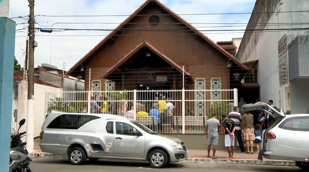 VelÃ³rio de brasileiro morto em ataque de tubarÃ£o nos EUA aconteceu em igreja de Vila Velha, no EspÃ­rito Santo â Foto: Paulo Cordeiro/ TV Gazeta