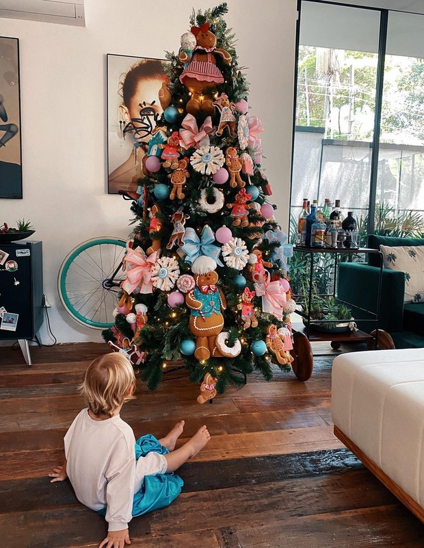 Felippo, filho de Shantal e Mateus Verdelho, se encanta com árvore de Natal (Foto: Reprodução/Instagram)