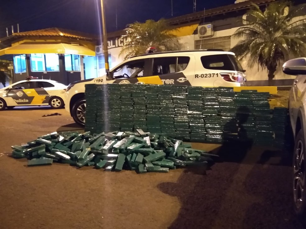 Pol&iacute;cia Rodovi&aacute;ria apreende quase meia tonelada de maconha em rodovia de Ourinhos &mdash; Foto: Pol&iacute;cia Rodovi&aacute;ria/Divulga&ccedil;&atilde;o