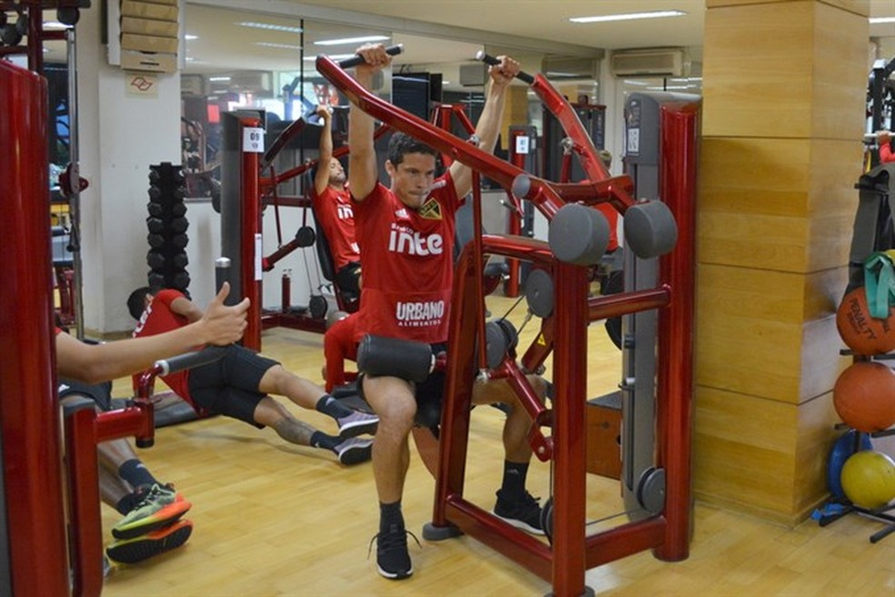 Hernanes trabalha a parte física para recuperar o equilíbrio muscular — Foto: Érico Leonan/saopaulofc.net