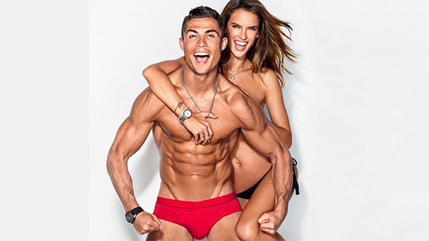 Um fã de sungas, Cristiano Ronaldo já usou uma na capa da GQ americana (acompanhado de Alessandra Ambrósio) (Foto: Reprodução)