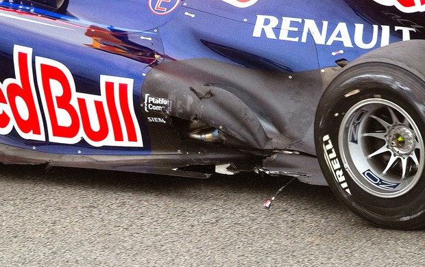 Vettel assoalho carro danificado GP Brasil prova (Foto: AFP)