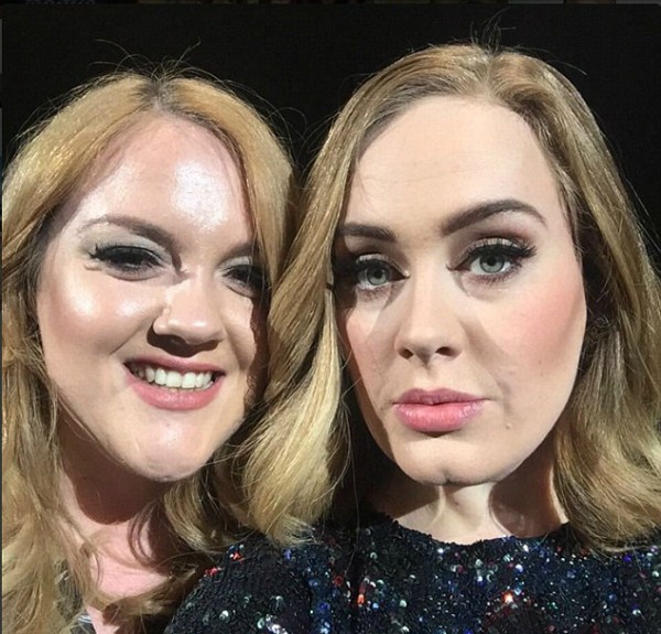 Adele e sua sósia, a maquiadora Emily Bamforth (Foto: Twitter)