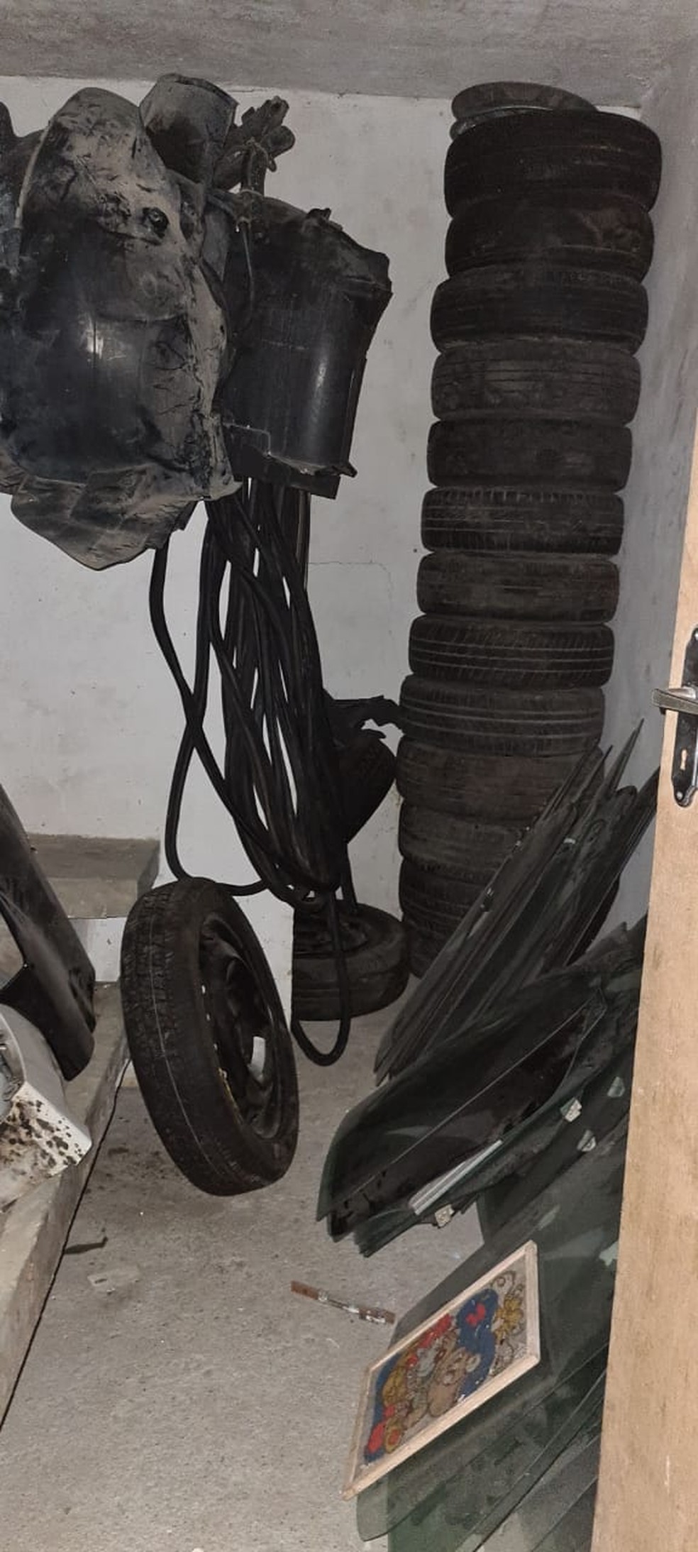 Peças de carros roubados estavam sendo armazenadas em loja de fachada, em Maceió — Foto: Ascom PC-AL