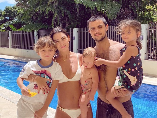 Mariana Uhlmann e Felipe Simas com os filhos, Joaquim, Vicente e Maria (Foto: Reprodução/Instagram)