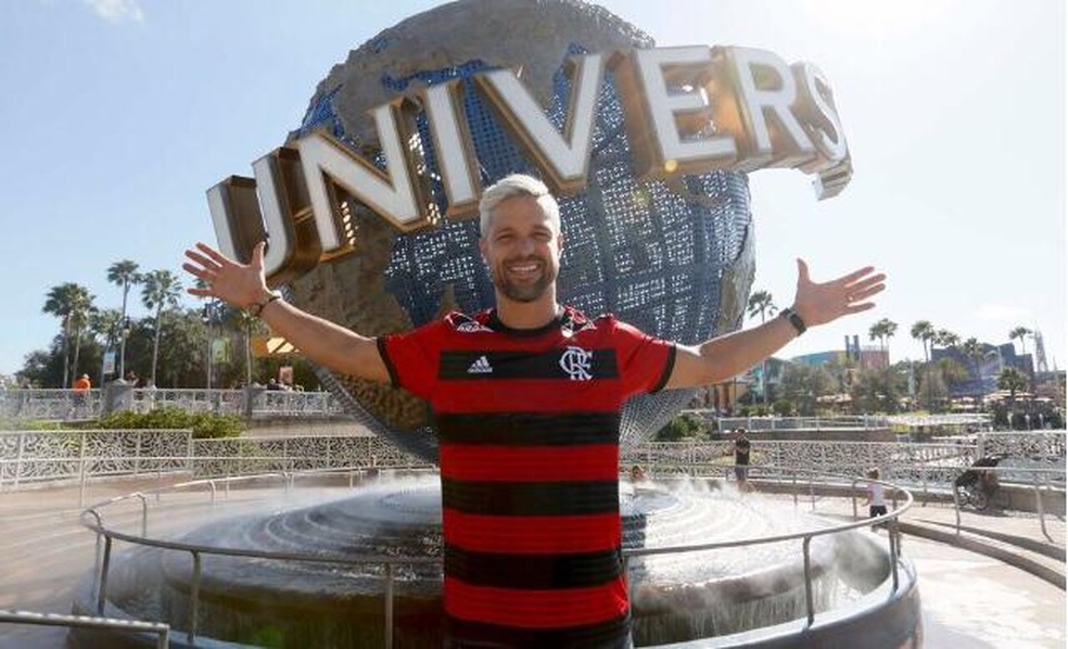 Diego posou com a camisa do Flamengo &mdash; Foto: Igor Castro/Florida Cup