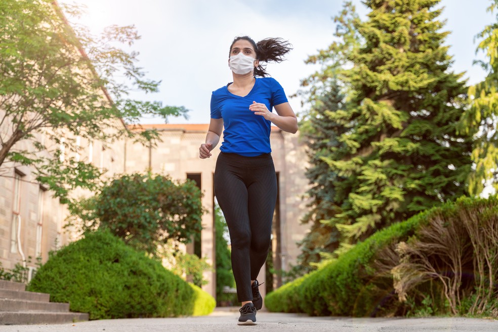 Máscaras de tecido de três camadas não atrapalham a performance — Foto: Istock Getty Images