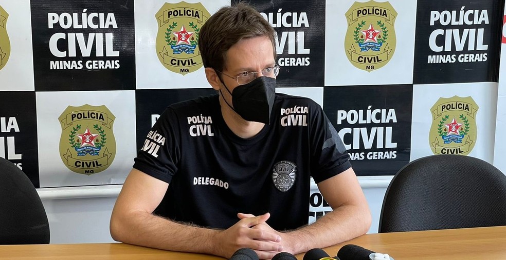 Delegado de homicídios de Araguari, Felipe Oliveira Monteiro, durante coletiva nesta quinta-feira (30) — Foto: Arcênio Correa/G1