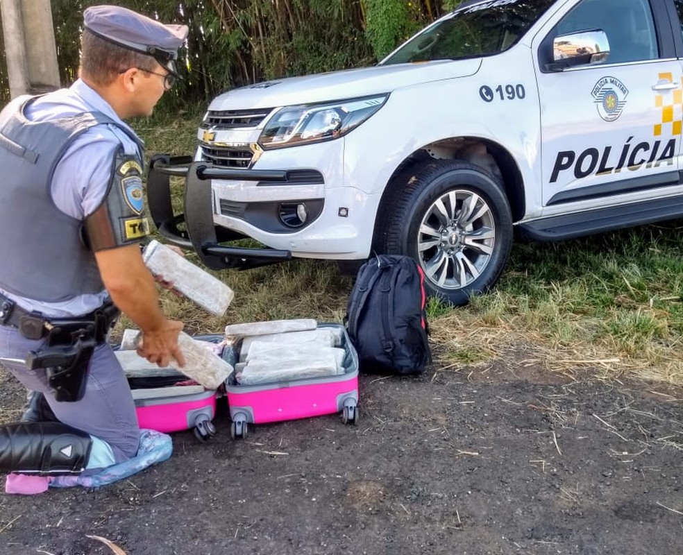 Jovem é detida com 16 tabletes de droga em mala em Santa Cruz do Rio Pardo — Foto: Polícia Rodoviária/Divulgação