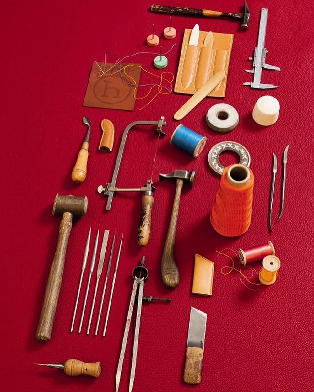 Ferramentas usadas pelos artesãos da Hermès especializados nos acessórios de couro  (Foto: Instagram/divulgação)