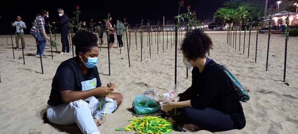 Montagem do roseiral em Copacabana começou ainda de madrugada — Foto: Reprodução
