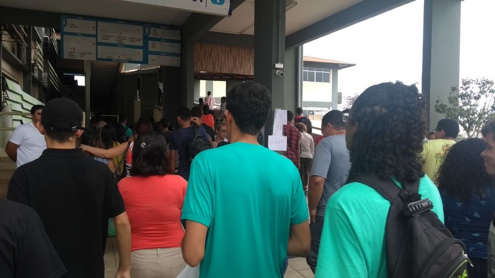 Candidatos chegaram cedo em Rio Branco para as provas do Enem (Foto: Luan Cesar/G1)