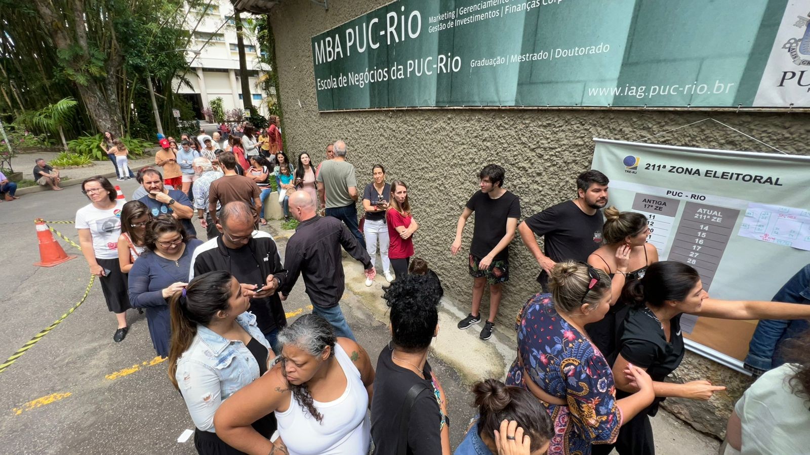 Movimentação na PUC Rio — Foto: Ana Branco/Agência O Globo