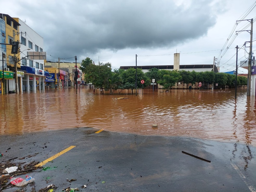 &Aacute;gua na &aacute;rea Central de Salinas &mdash; Foto: Francyne Per&aacute;cio/Inter TV