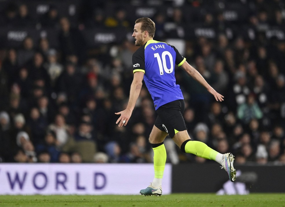 Harry Kane comemora seu gol pelo Tottenham contra o Fulham — Foto: Tony Obrien/Reuters