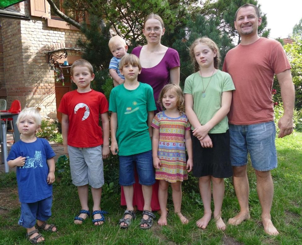 A família completa: Sarah e Tim, com os filhos, Konstantin, Emanuel, Kiran, Jonathon, Elisabeth e Johanna (Foto: Reprodução/ Youtube)