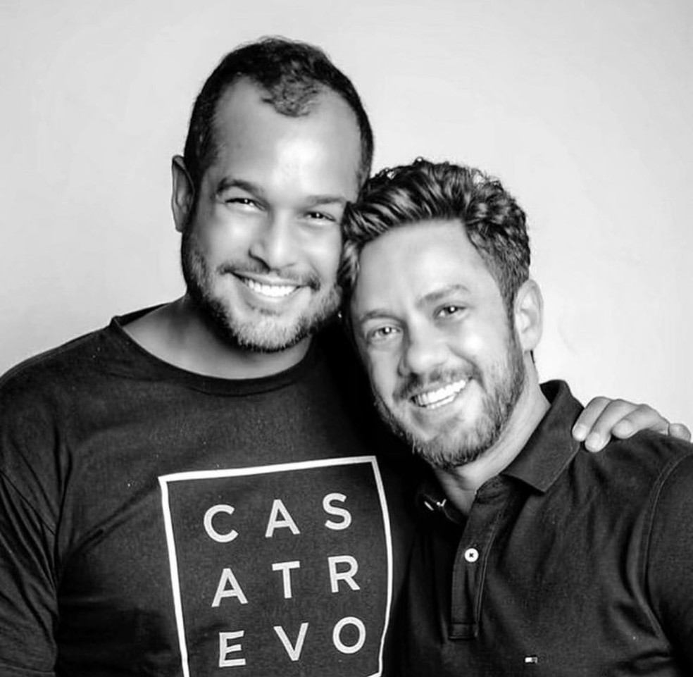 Leonardo Miggiorin e o namorado &mdash; Foto: Instagram