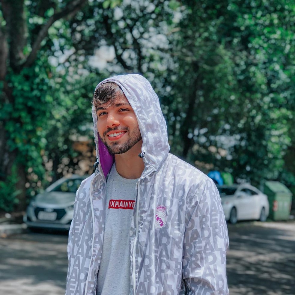 Influenciador digital, T3ddy relembra atraso para