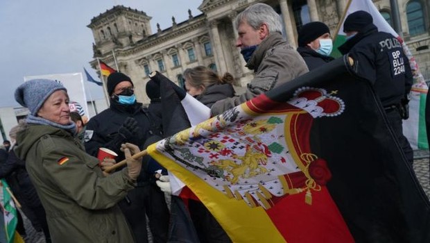 Os ultranacionalistas alemães têm sido especialmente ativos contra as restrições da covid-19 (Foto: Getty Images via BBC)