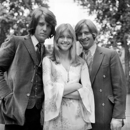  Londres, 1970: Ben Thomas, Olivia Newton-John e Vic Cooper; o grupo musical Toomorrow — Foto: Getty Images